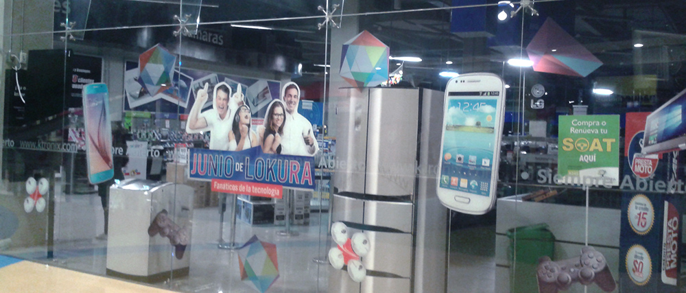 vitrinas-troquelado-colores-espejo-color-impresion-mundoreal